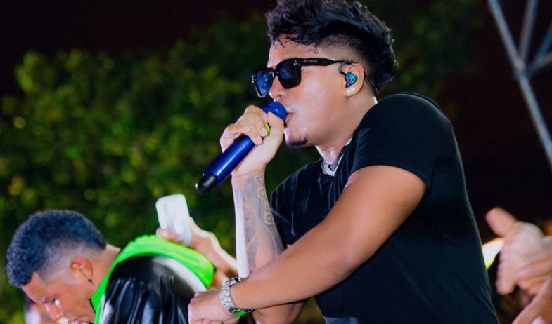 Le dan calle a Eddy Lover en Bolivia 