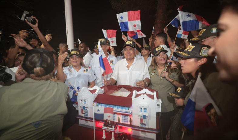 Panamá celebra 122 años de República con las tradicionales dianas frente al Palacio de Las Garzas 