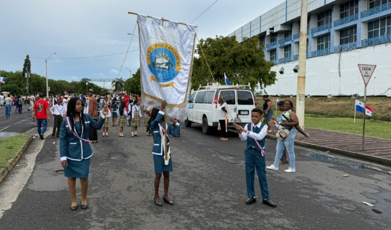 Niños y niñas salen en Colón a rendirle tributo a la patria 