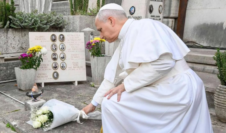 León XIV acude al cementerio de Roma para rezar por los muertos de los que nadie se acuerda 