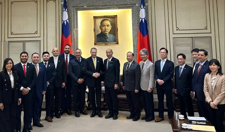 El presidente del Legislativo de Taiwán recibe a diputados de Panamá en polémica visita 