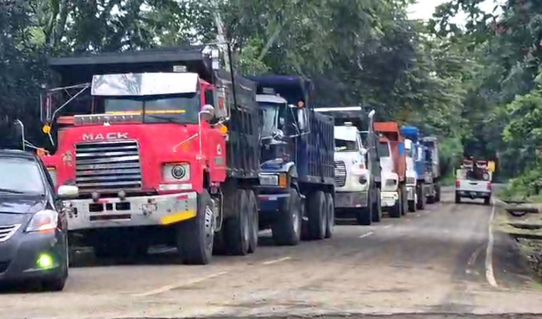 Dueños de camiones de Herrera y Los Santos protestan para exigir inclusión en proyectos de la región 