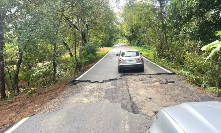 Moradores  exigen reparación  de la carretera Pesé–Los Pozos tras daños causados por las lluvias 
