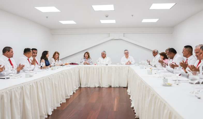 Presidente Mulino se reúne con representantes de Colón para apoyarlos en sus proyectos locales 