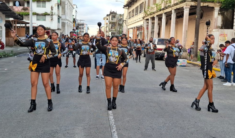 Colón cierra el mes de la patria con un desfile lleno de ritmo y orgullo 