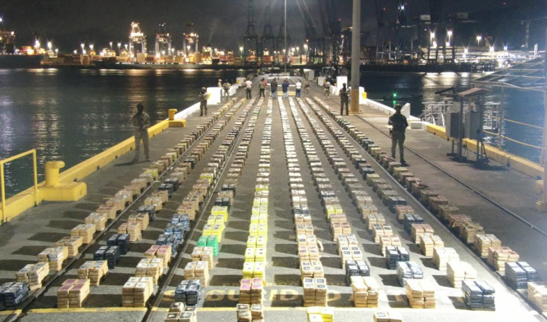 Panamá incauta 13,5 toneladas de cocaína en un barco y captura a una decena de extranjeros 