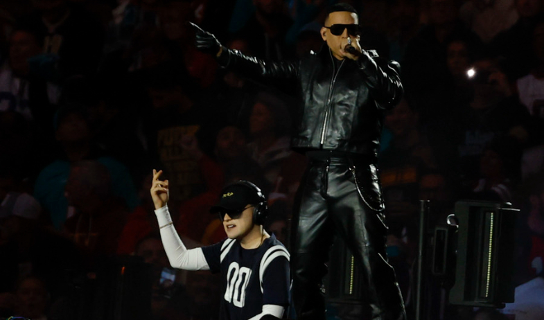 Bizarrap y Daddy Yankee revolucionan el Bernabéu en la fiesta de la NFL 