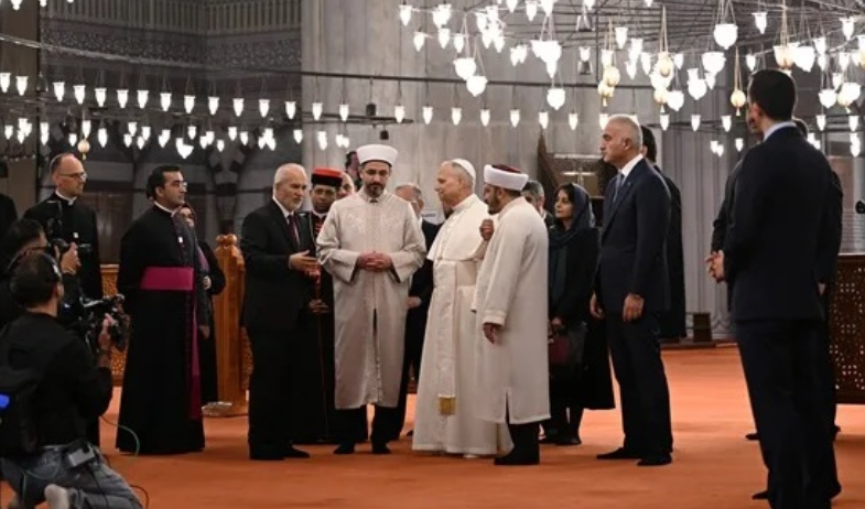 El papa León XIV entró en la Mezquita Azul de Estambul, pero no rezó 