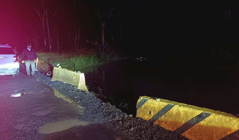 Rescatan a mujer que cayó  con su vehículo a una quebrada en Colón 