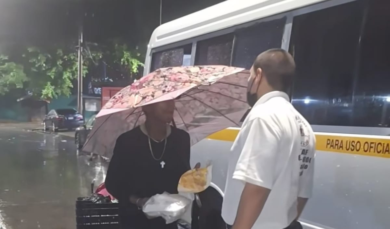 Recogen a habitantes de calle en la ciudad de Colón 