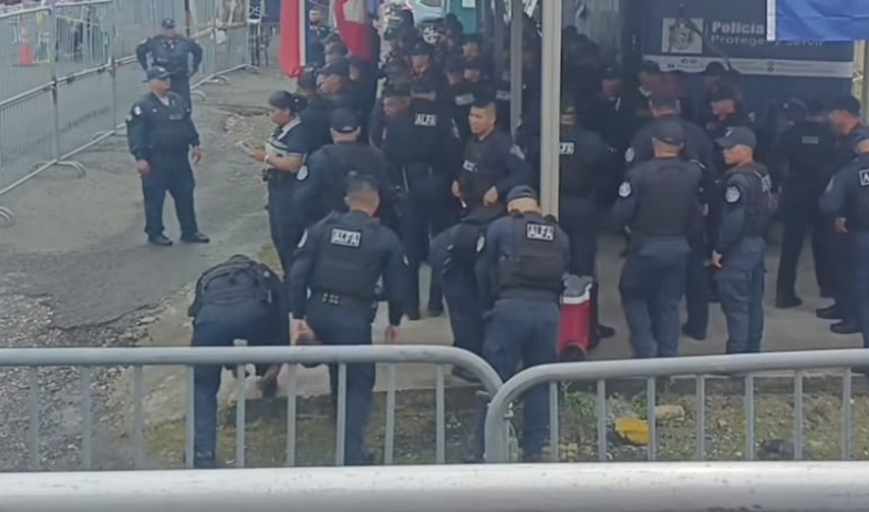 Gas irritante y fuerte lluvia marcan los desfiles cívicos del 10 de noviembre en Colón 