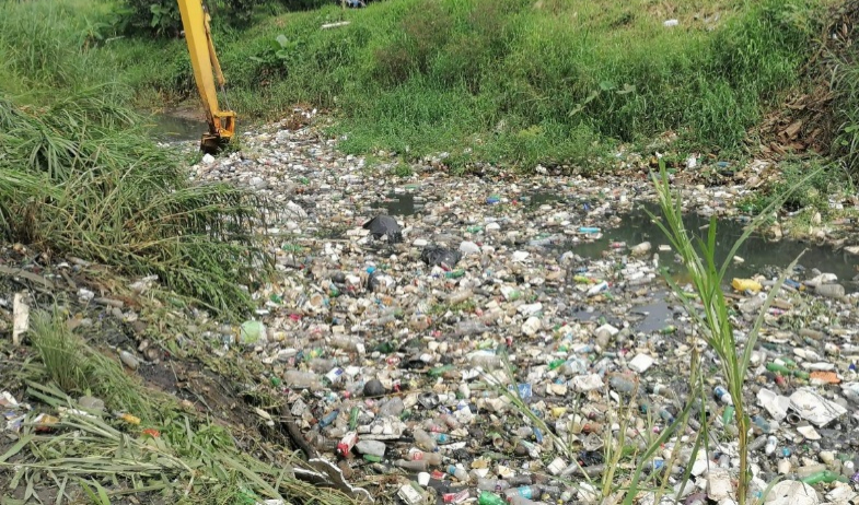 Retiran sedimentos y basura de quebrada en Villa del Caribe para mitigar inundaciones 