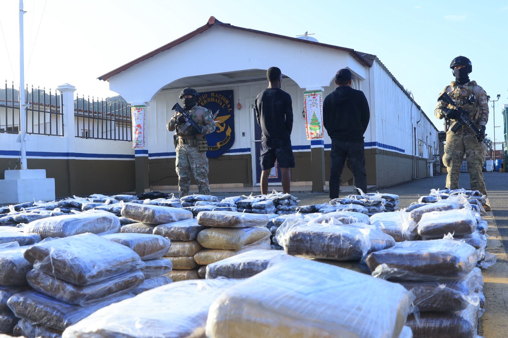 Incautan 916 paquetes de droga en una lacha interceptada en el Pacífico de Panamá 