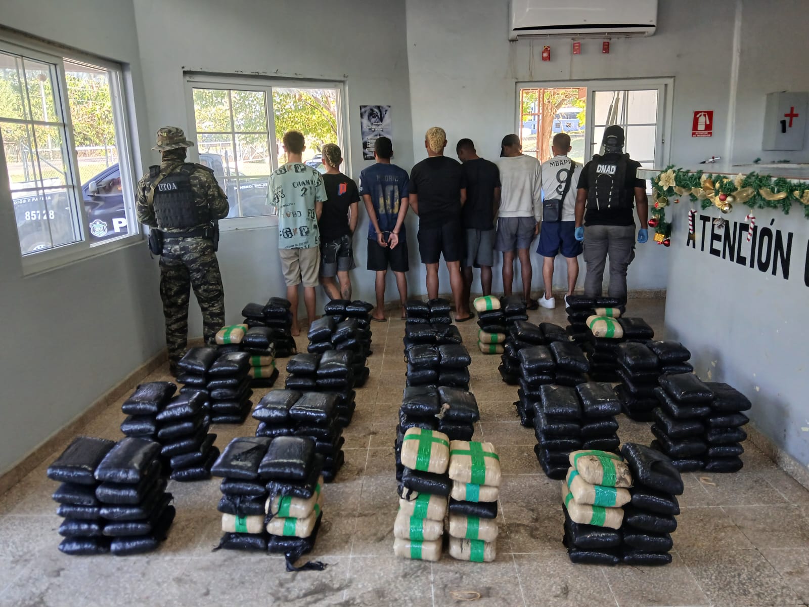 Autoridades panameñas incautan 240 paquetes de presunta droga y detienen a siete personas 