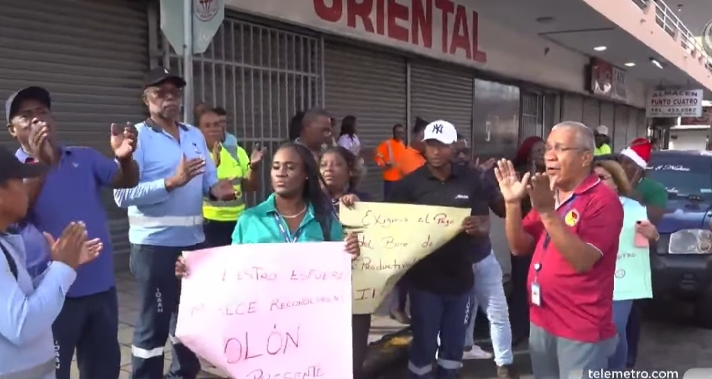 Funcionarios del IDAAN en Colón inician paro de brazos caídos por falta de pago del bono de productividad 