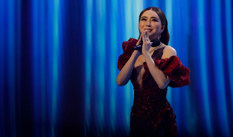 Tailandia congela los activos de la copropietaria de Miss Universo que sigue prófuga 