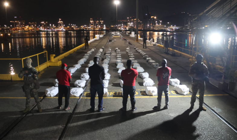 Autoridades panameñas incautan 2,2 toneladas de droga y arrestan a cinco sospechosos 