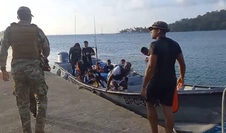 Un muerto y al menos 15 heridos deja naufragio de embarcación con migrantes en Costa Arriba de Colón 