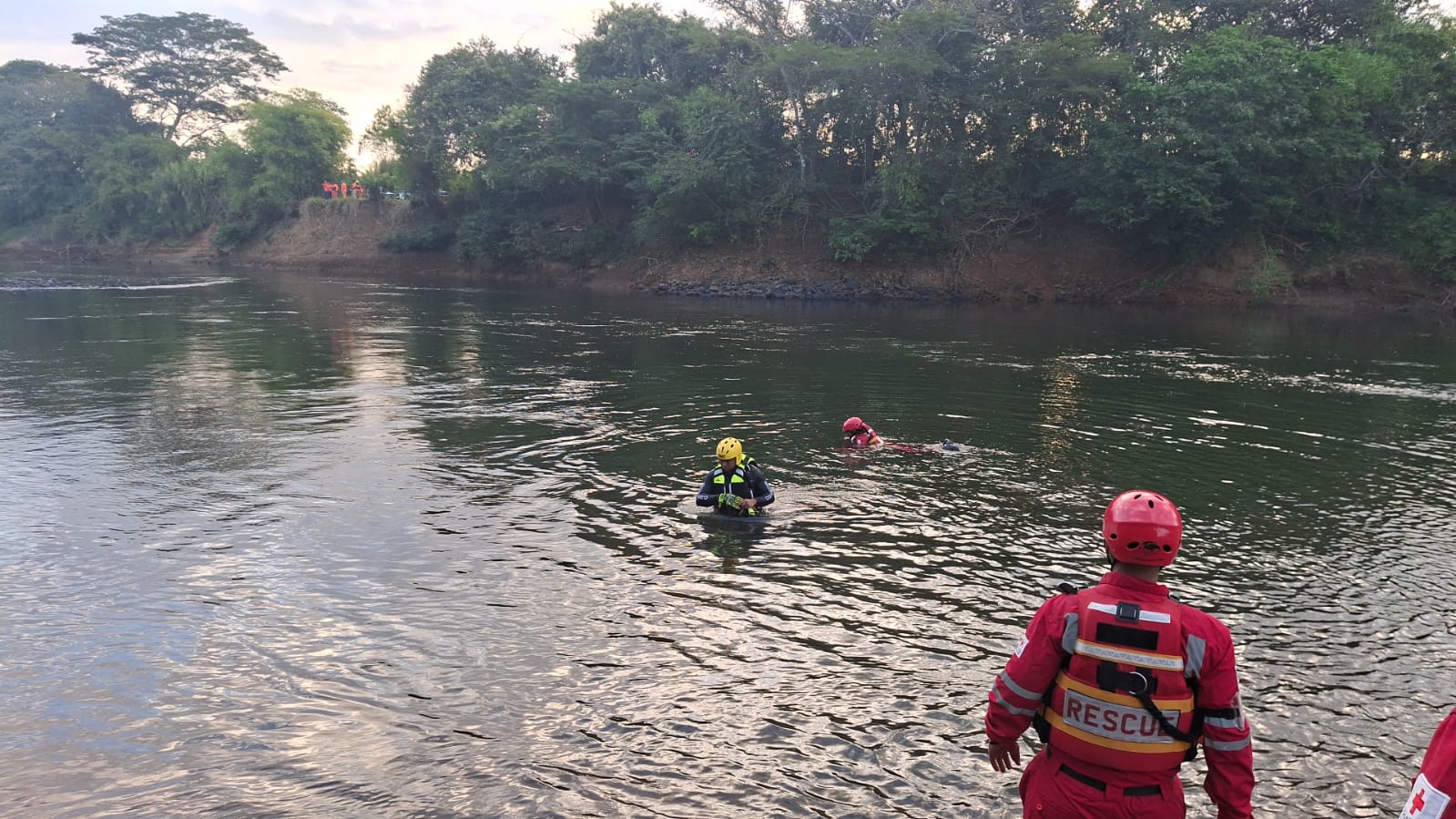 Bomberos de Coclé inician operativo de búsqueda de menor de edad en el río Santa María  