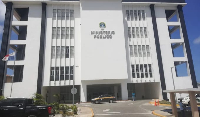 Le dijo que lo iba a dejar y la agredió a ella y a su hijo  