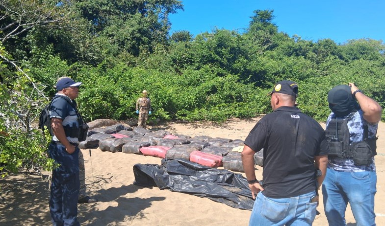 Decomisan más de mil paquetes de droga y arrestan a tres sospechosos en Panamá 