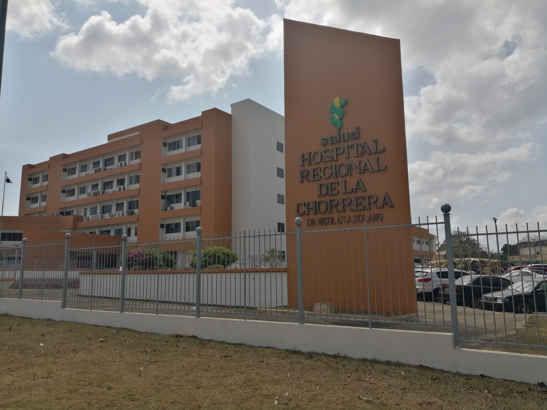 Imputan cargos de homicidio culposo a tres médicos del Hospital Nicolás Solano 