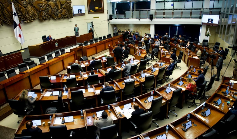 Asamblea concede licencia a diputados para ejercer como abogados 