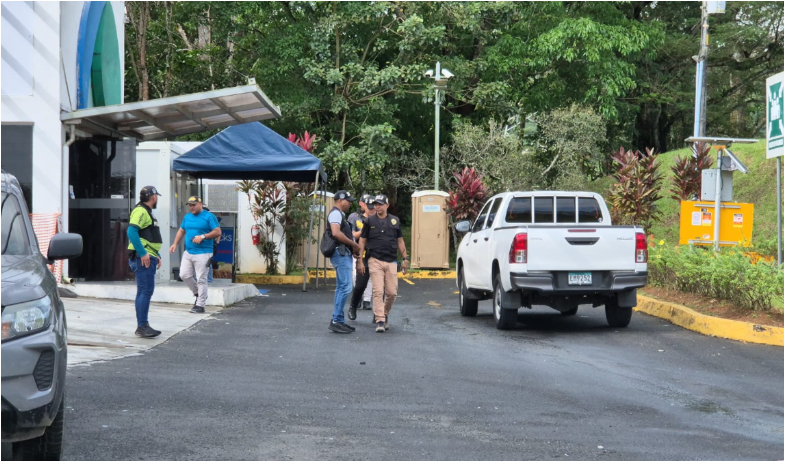 Interceptan a tiros camioneta blindada que transportaba joyas en la autopista Panamá–Colón 