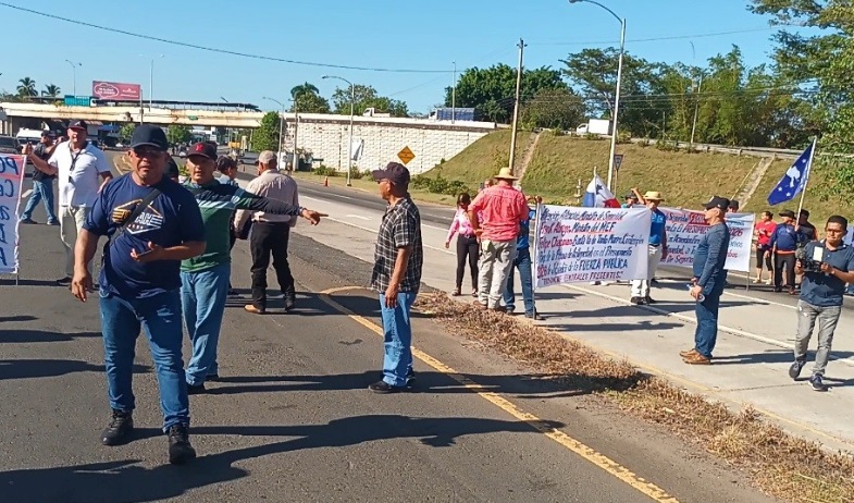 Policías jubilados protestan en Divisa por incumplimiento en el pago de prima de antigüedad 
