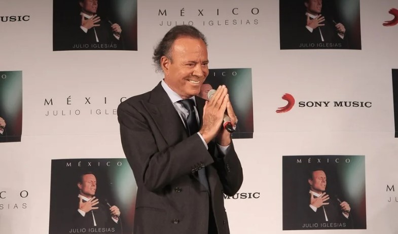 El ministro de Cultura confirma que el Gobierno estudia retirar la Medalla de Bellas Artes a Julio Iglesias 