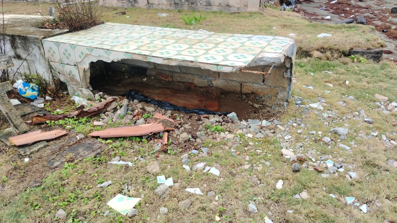 Olas del mar afectan cementerio y viviendas en Gobea, Donoso 