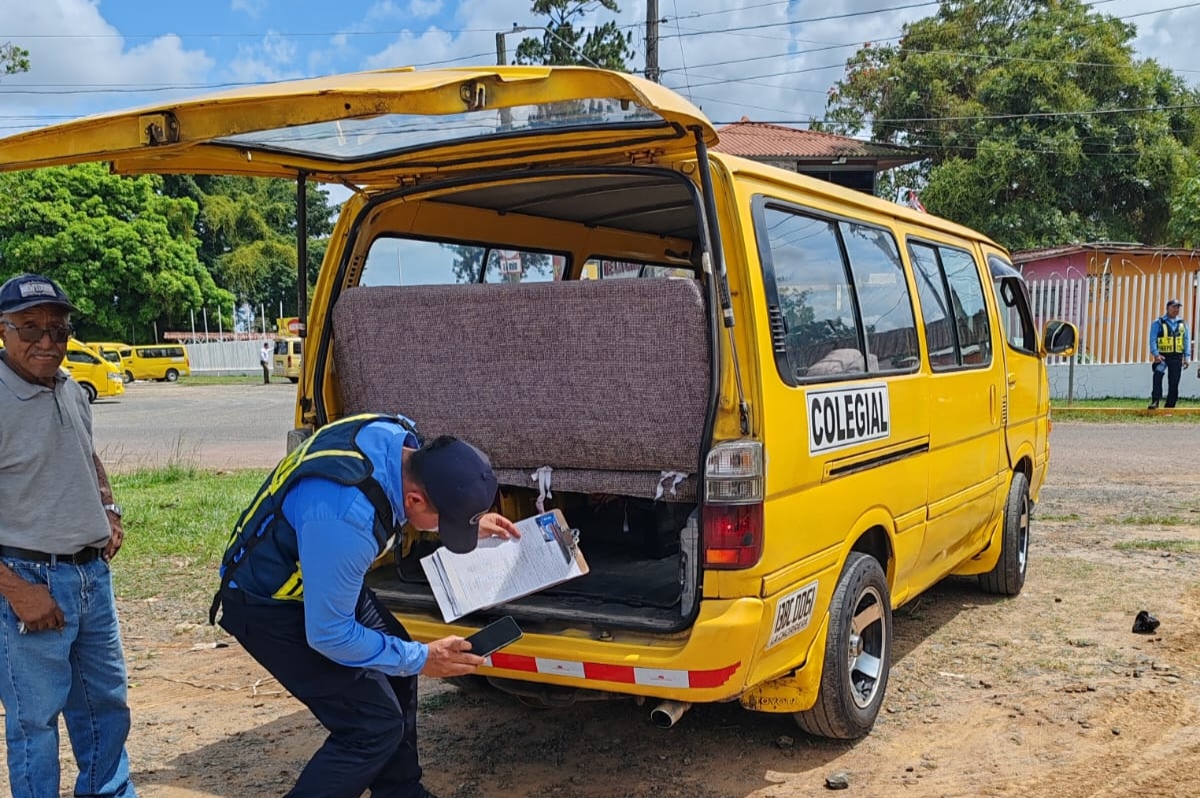 ATTT detecta neumáticos lisos y papel ahumado en inspección de busitos colegiales  