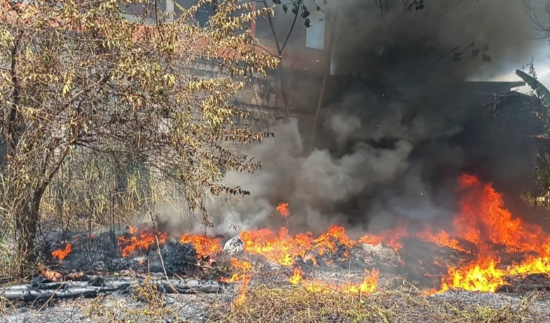 Quemas de herbazales ponen en riesgo a residentes y comercios en Santiago 