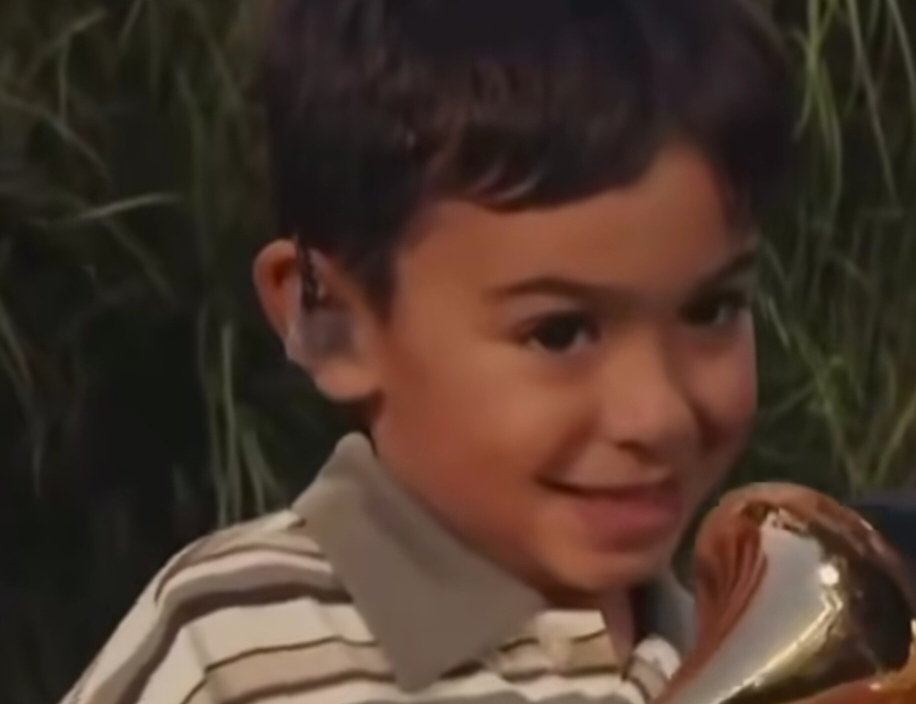 No es un menor detenido por el ICE quien aparece junto a Bad Bunny en el Superbowl 