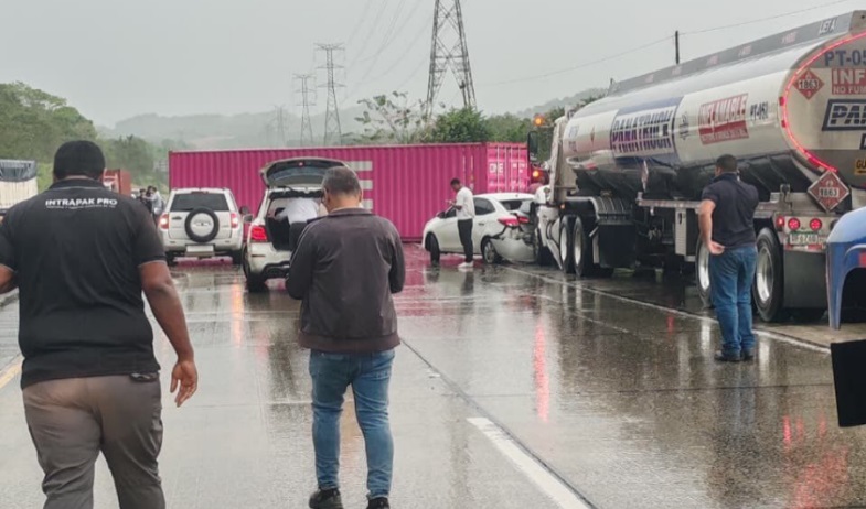 Accidente con equipo pesado paraliza la autopista Panamá–Colón 