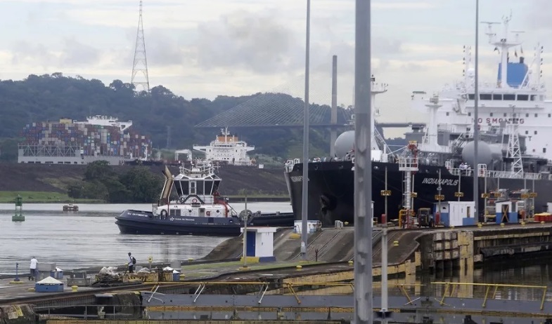El Canal de Panamá opera normalmente mientras cambian de operador dos puertos cercanos 