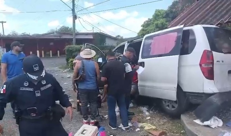 Microbús se estrella contra parada de buses en San Carlos  