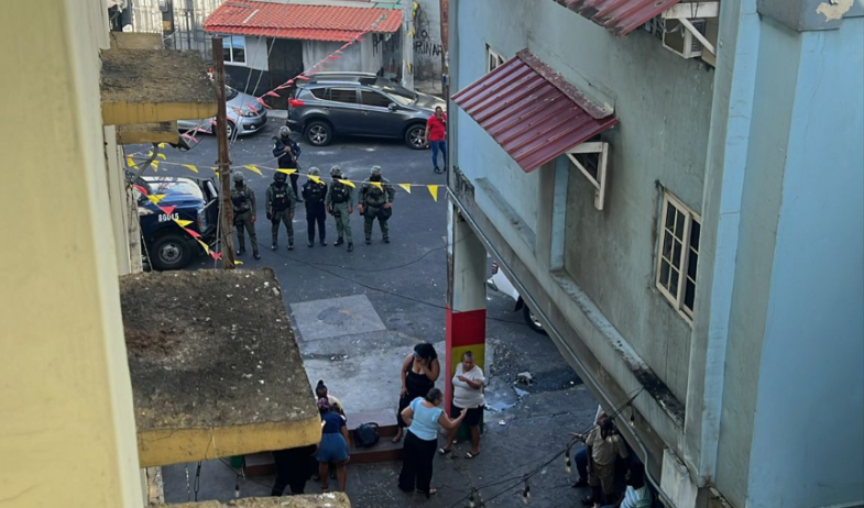 Hallan debajo de unas tablas el arma de un policía reportada como perdida tras desalojo en Colón 