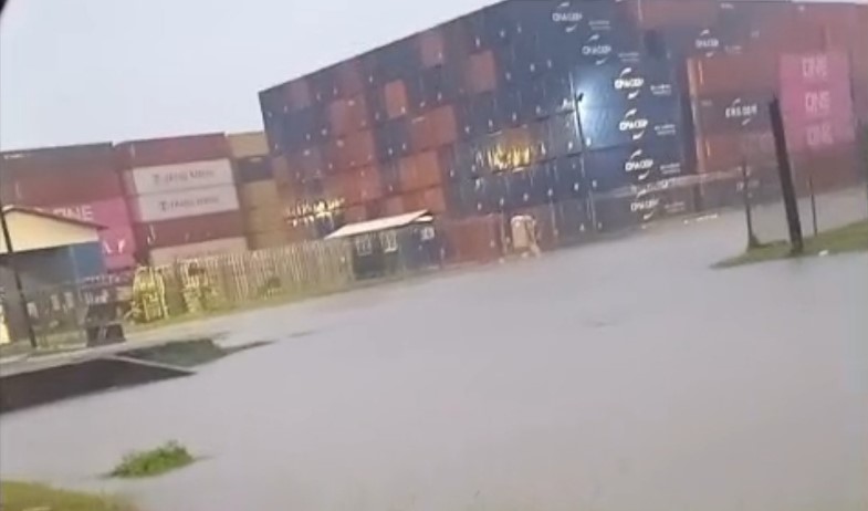 Mal tiempo persiste en Colón y deja vías inundadas y viviendas afectadas 