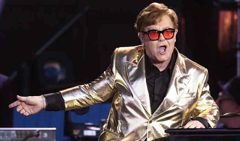 Elton John denuncia al ‘Mail’ por revelar datos de su salud y el nacimiento de su hijo 