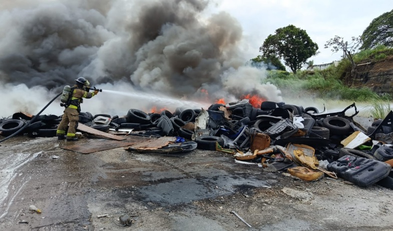 Bomberos atienden incendio de magnitud considerable en área de la antigua lechería 