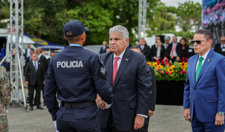Presidente Mulino juramenta a 1,386 nuevos agentes que reforzarán la seguridad en el país 