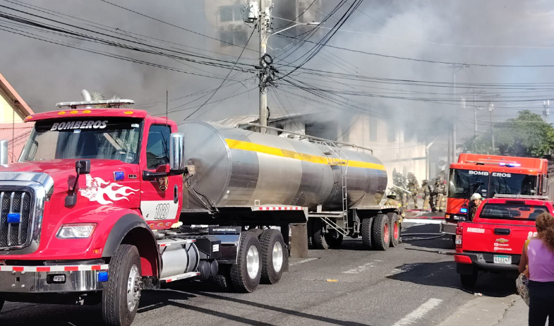 Bomberos alertan sobre riesgo de colapso tras incendio en Río Abajo 