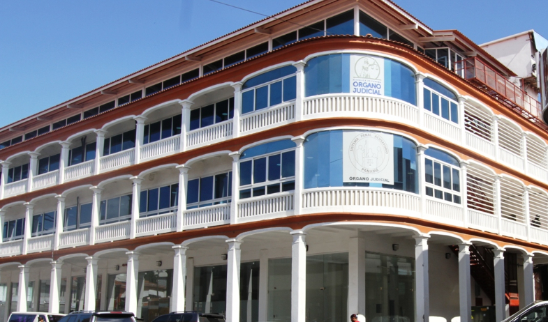 Hombre de 29 años enfrenta cargos por tentativa de homicidio tras ataque en Colón 