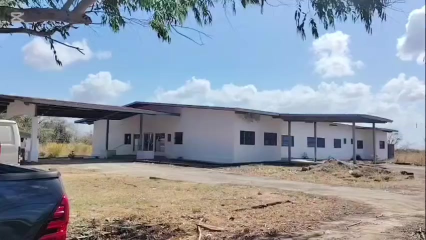 Ministro de Salud promete reactivar construcción de centro de salud 