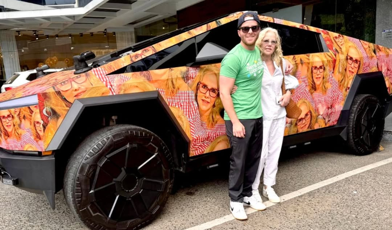 Mayer convierte su Cybertruck en tributo a su madre este Día Internacional de la Mujer 