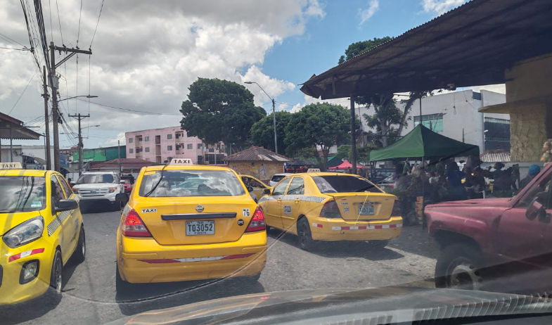 Taxistas piden ayuda para frenar a los autos piratas 