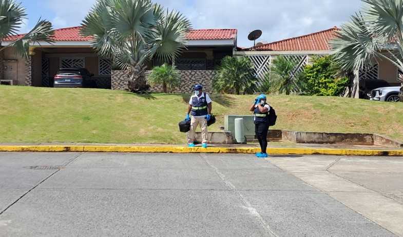 Encapuchados armados asaltan a familia asiática en La Cresta 