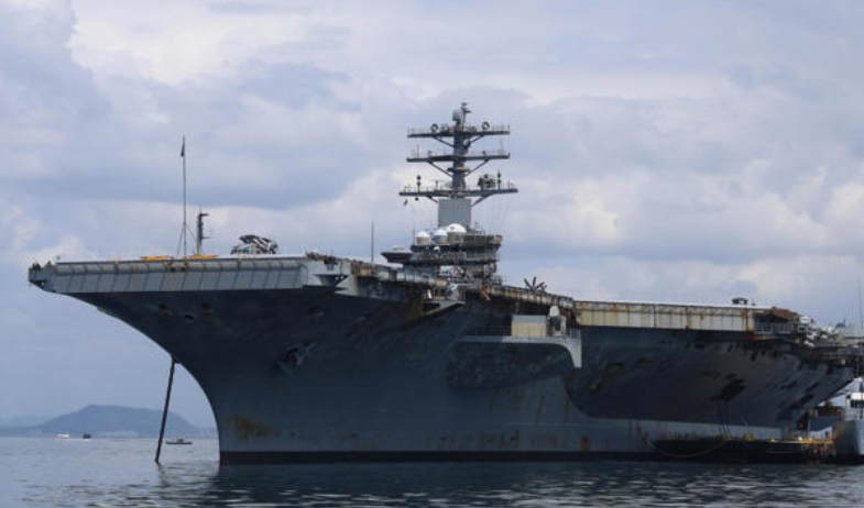 El portaaviones nuclear Nimitz de EEUU, próximo a darse de baja, espera en aguas panameñas 