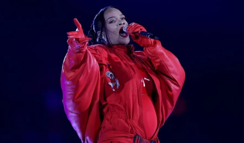 Una mujer dispara a la casa de Rihanna en Los Ángeles mientras ella estaba dentro 